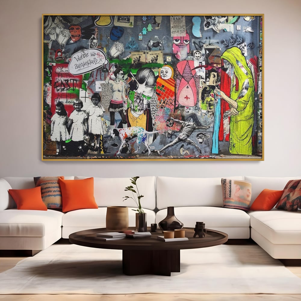 Tablou canvas cu tablou canvas cu graffiti urban si personaje, in rama de aluminiu auriu, pe perete intr-un living