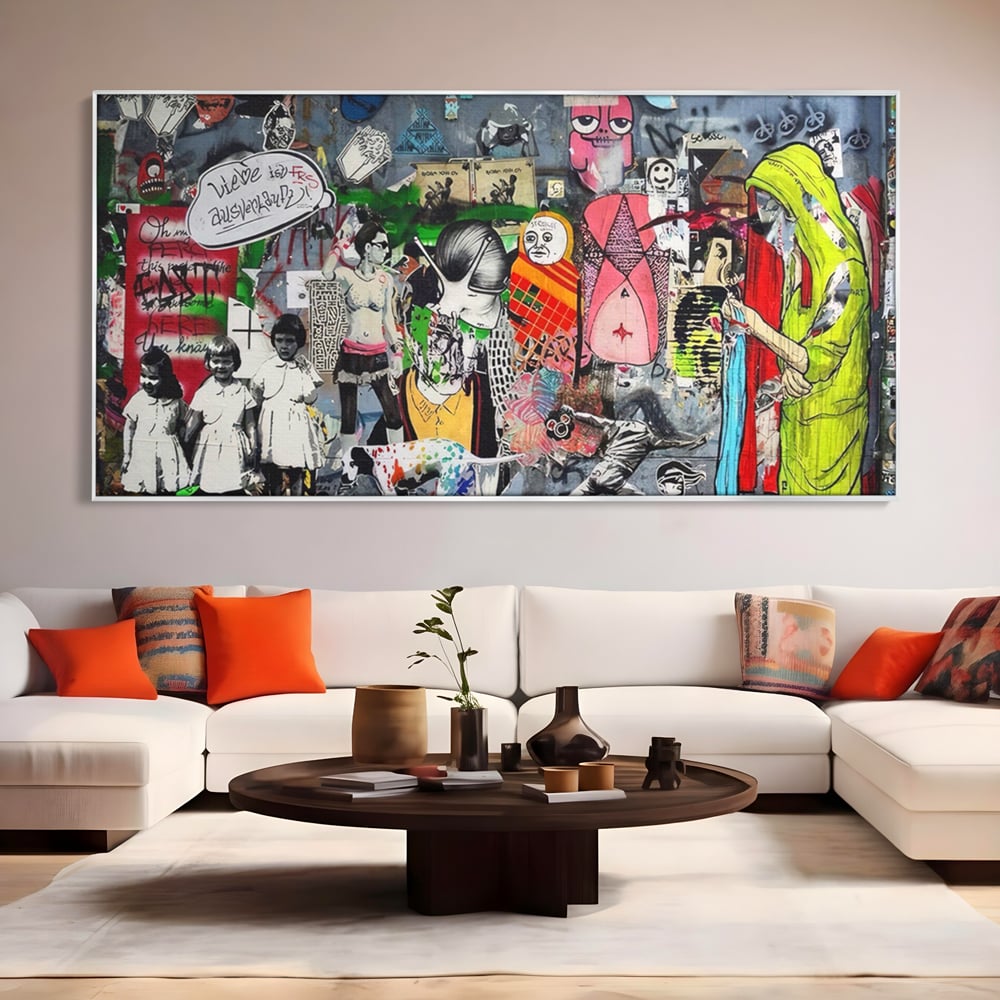 Tablou canvas cu tablou canvas cu graffiti urban si personaje, in rama de aluminiu argintiu, pe perete intr-un living