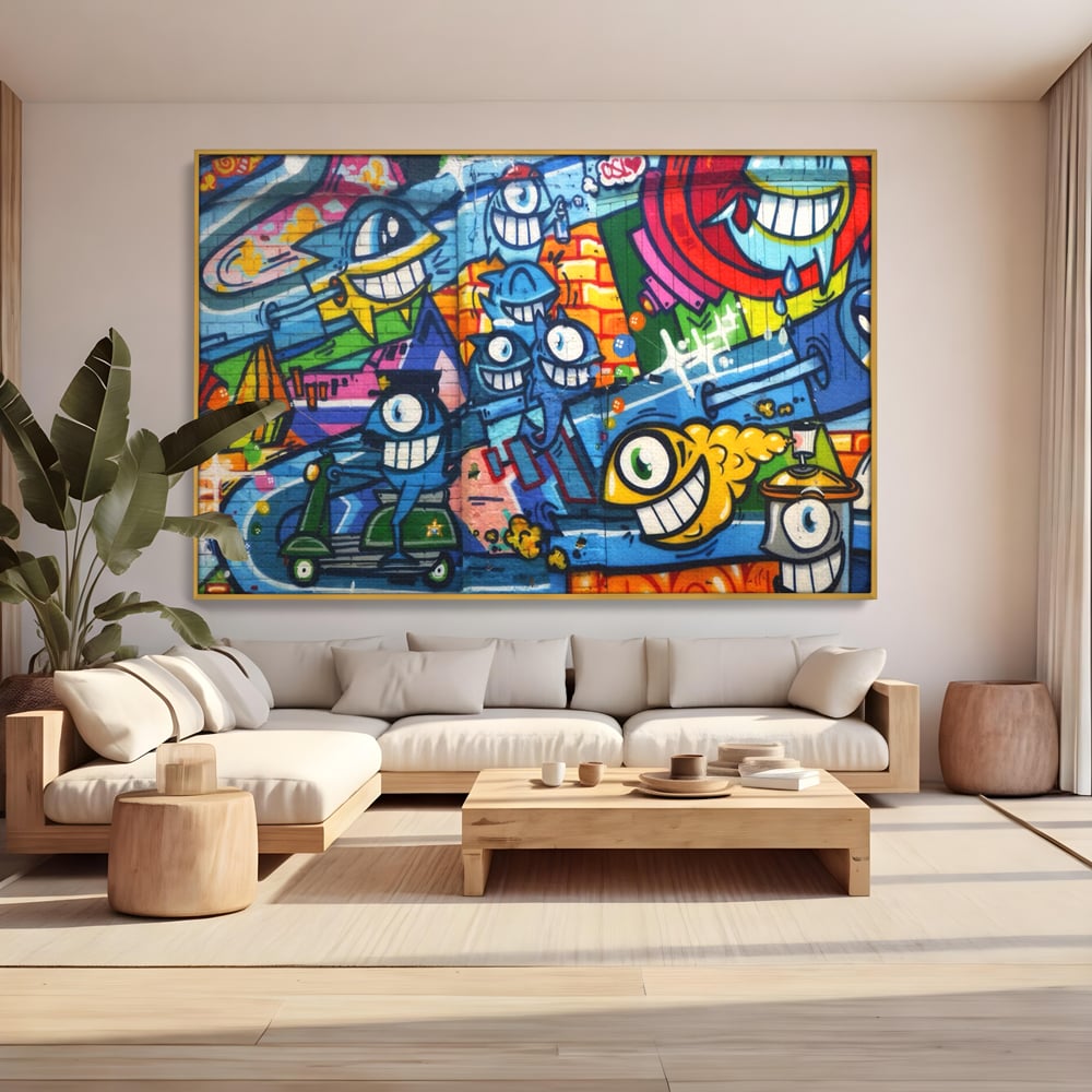 Tablou canvas cu tablou canvas cu graffiti urban si personaje, in rama de aluminiu auriu, pe perete intr-un living