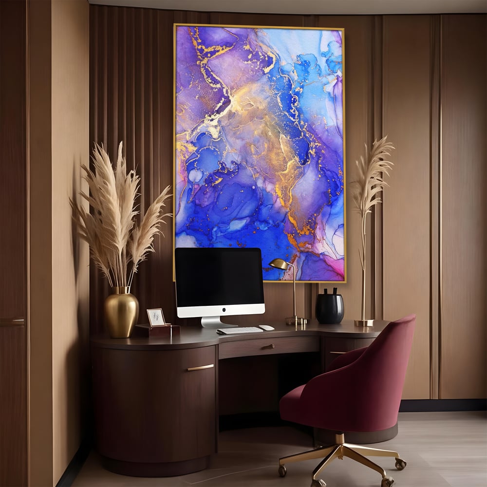 Tablou canvas cu pictura abstracta cu efect de marmura, in rama de aluminiu auriu, pe perete intr-un birou