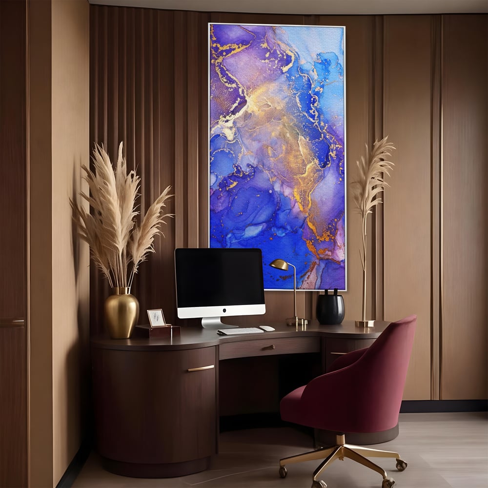 Tablou canvas cu pictura abstracta cu efect de marmura, in rama de aluminiu argintiu, pe perete intr-un birou
