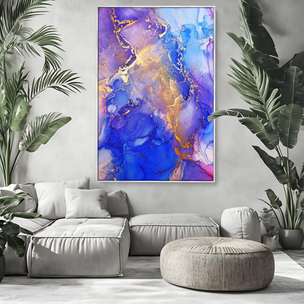 Tablou canvas cu pictura abstracta cu efect de marmura, in rama de aluminiu argintiu, pe perete intr-un living