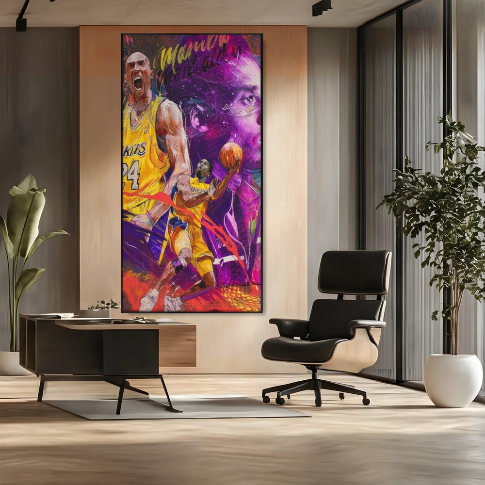 Tablou canvas cu tablou canvas cu kobe bryant, in rama de aluminiu negru, pe perete intr-un birou