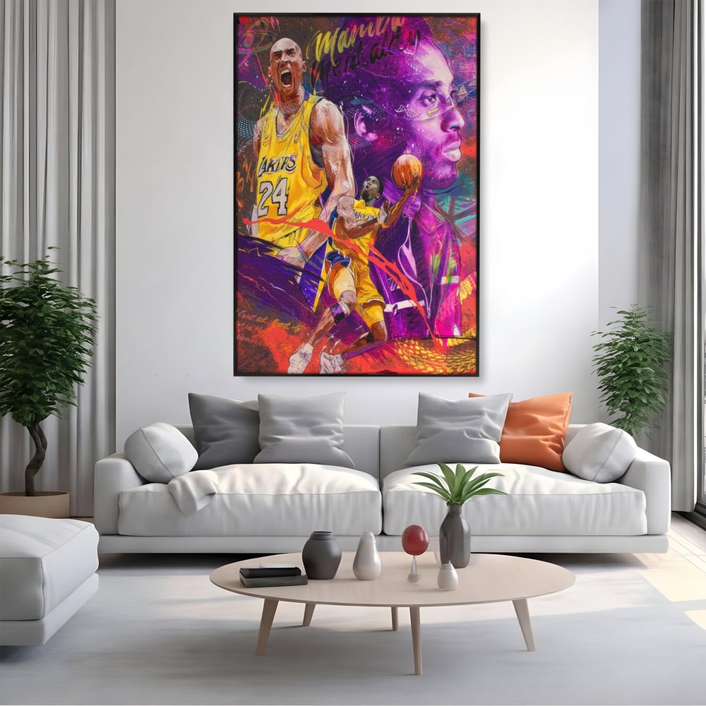Tablou canvas cu tablou canvas cu kobe bryant, in rama de aluminiu negru, pe perete intr-un living