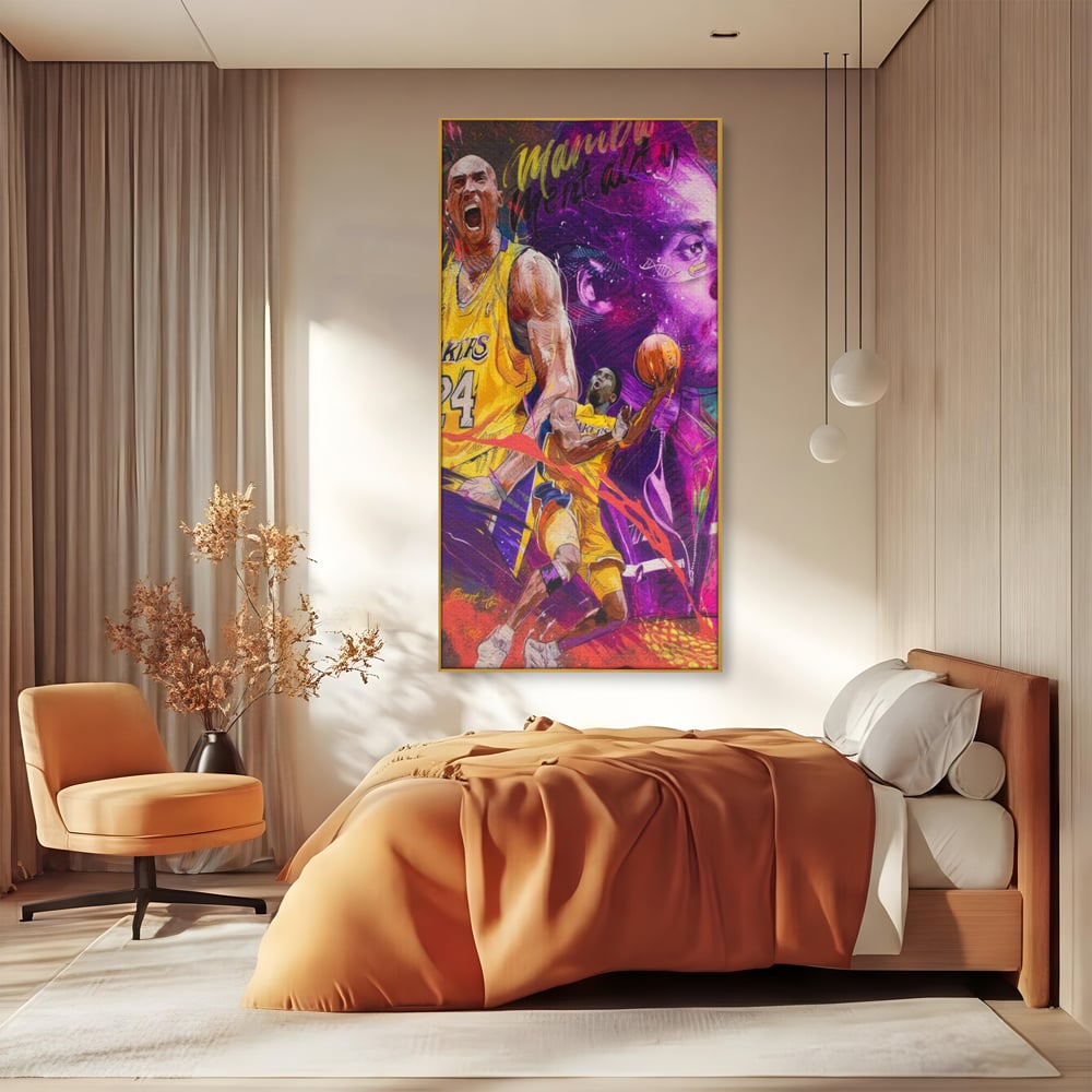 Tablou canvas cu tablou canvas cu kobe bryant, in rama de aluminiu auriu, pe perete intr-un dormitor