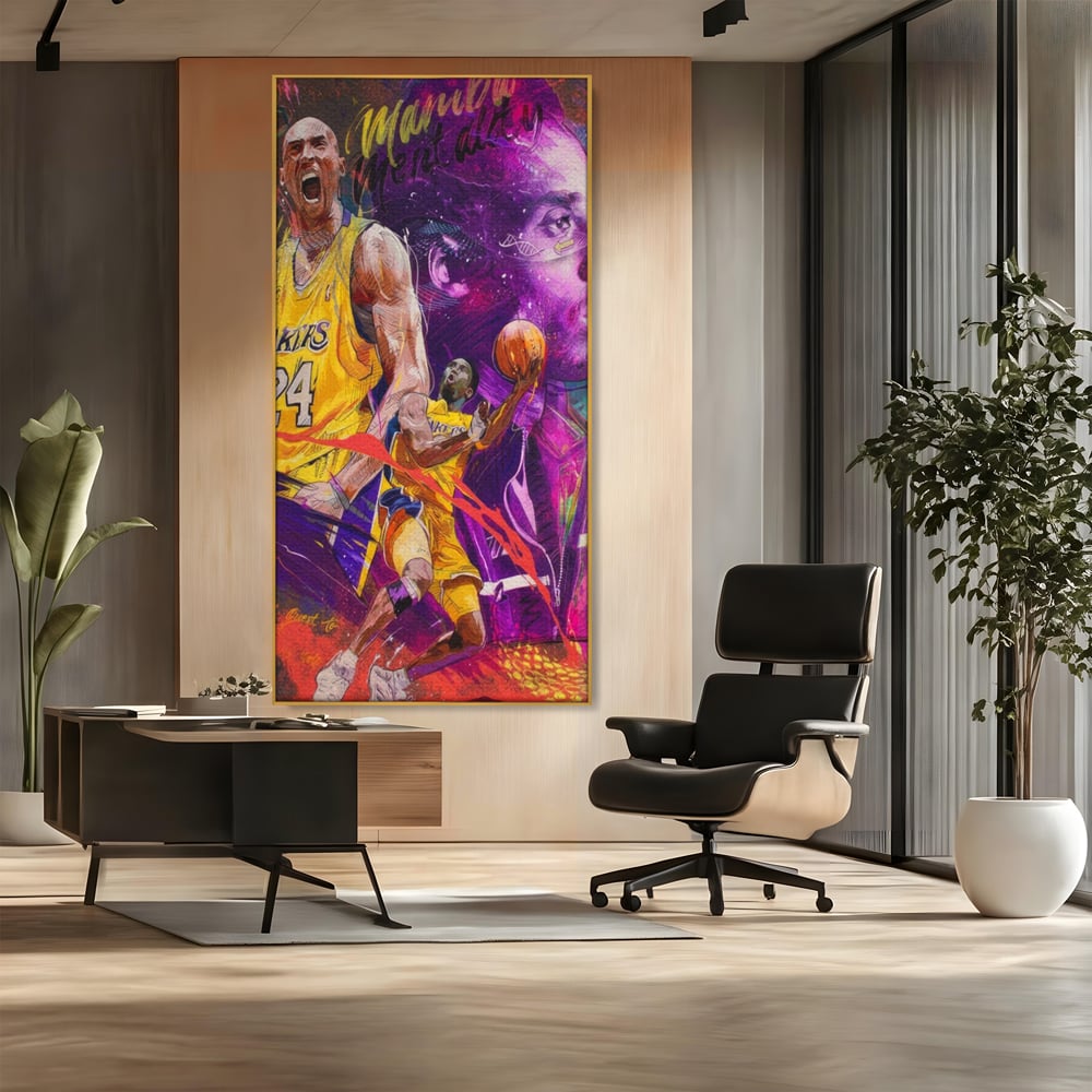 Tablou canvas cu tablou canvas cu kobe bryant, in rama de aluminiu auriu, pe perete intr-un birou