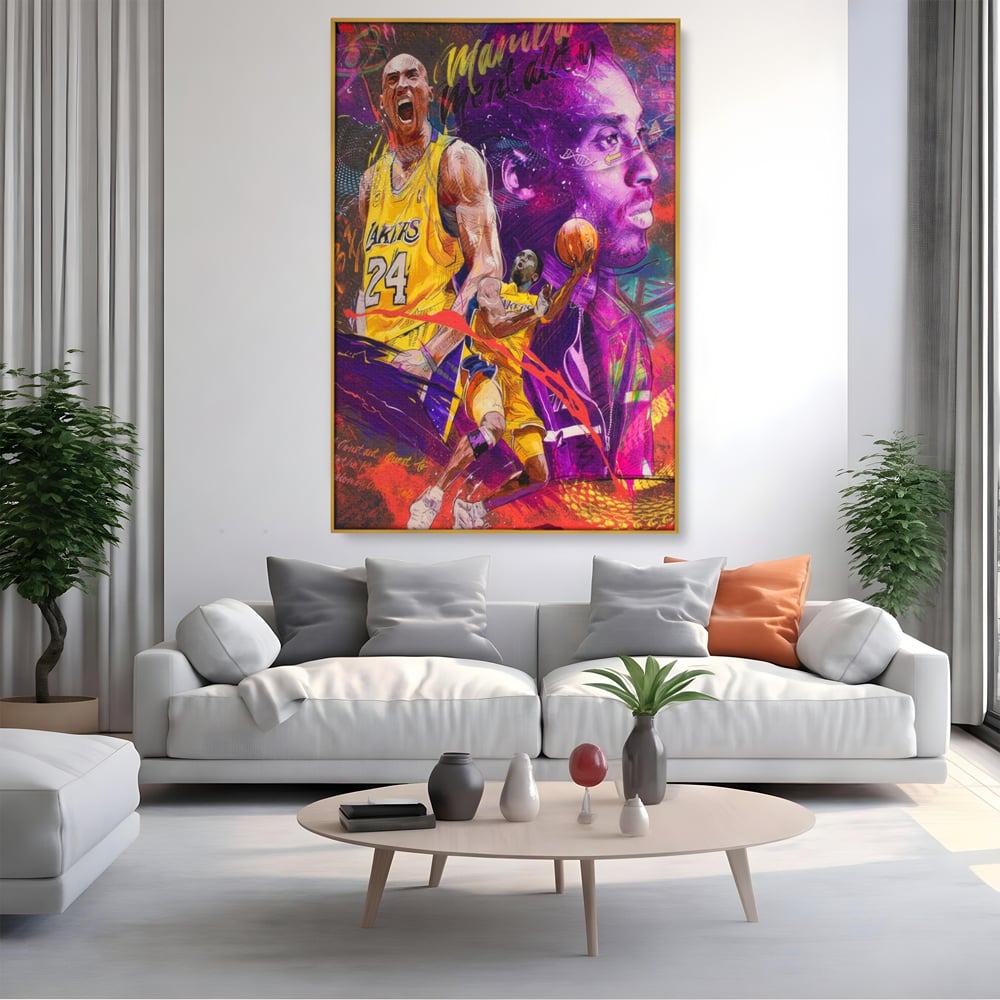 Tablou canvas cu tablou canvas cu kobe bryant, in rama de aluminiu auriu, pe perete intr-un living