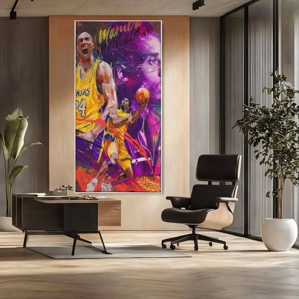 Tablou canvas cu tablou canvas cu kobe bryant, in rama de aluminiu argintiu, pe perete intr-un birou