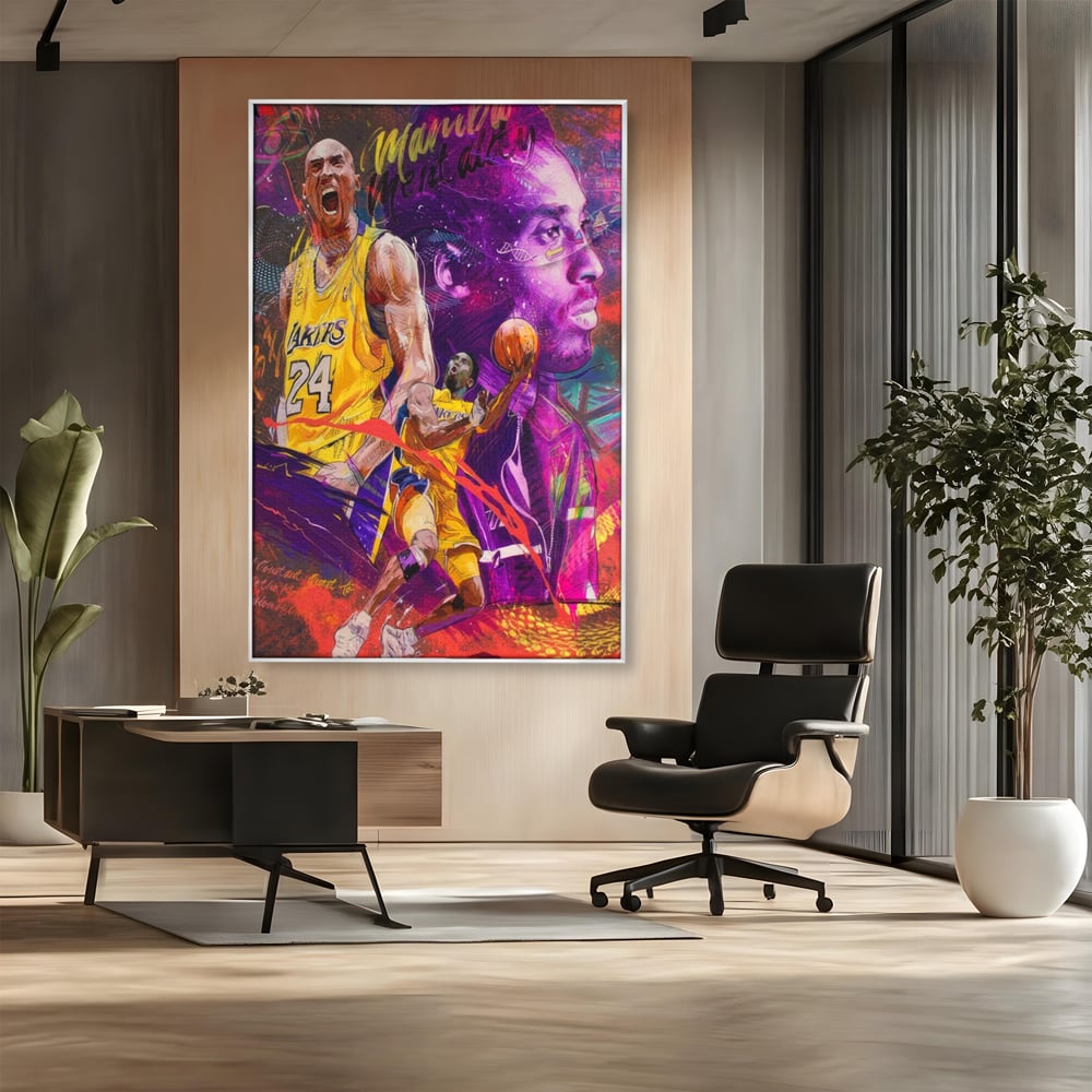 Tablou canvas cu tablou canvas cu kobe bryant, in rama de aluminiu argintiu, pe perete intr-un birou
