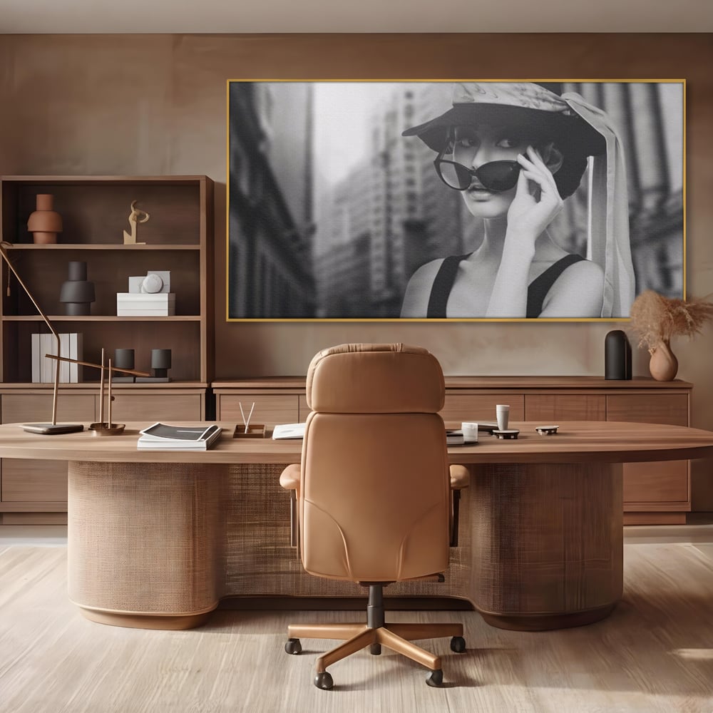 Tablou canvas cu tablou canvas cu femeie in alb negru, in rama de aluminiu auriu, pe perete intr-un birou
