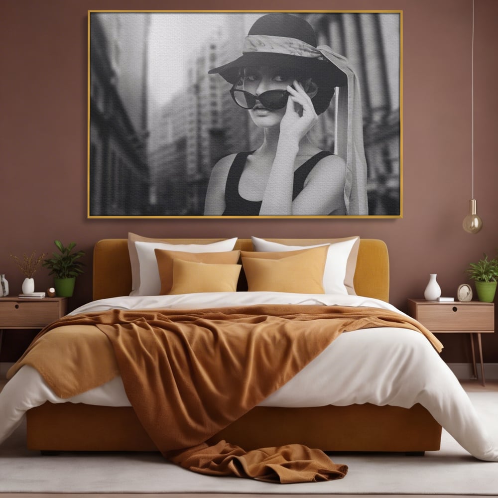 Tablou canvas cu tablou canvas cu femeie in alb negru, in rama de aluminiu auriu, pe perete intr-un dormitor