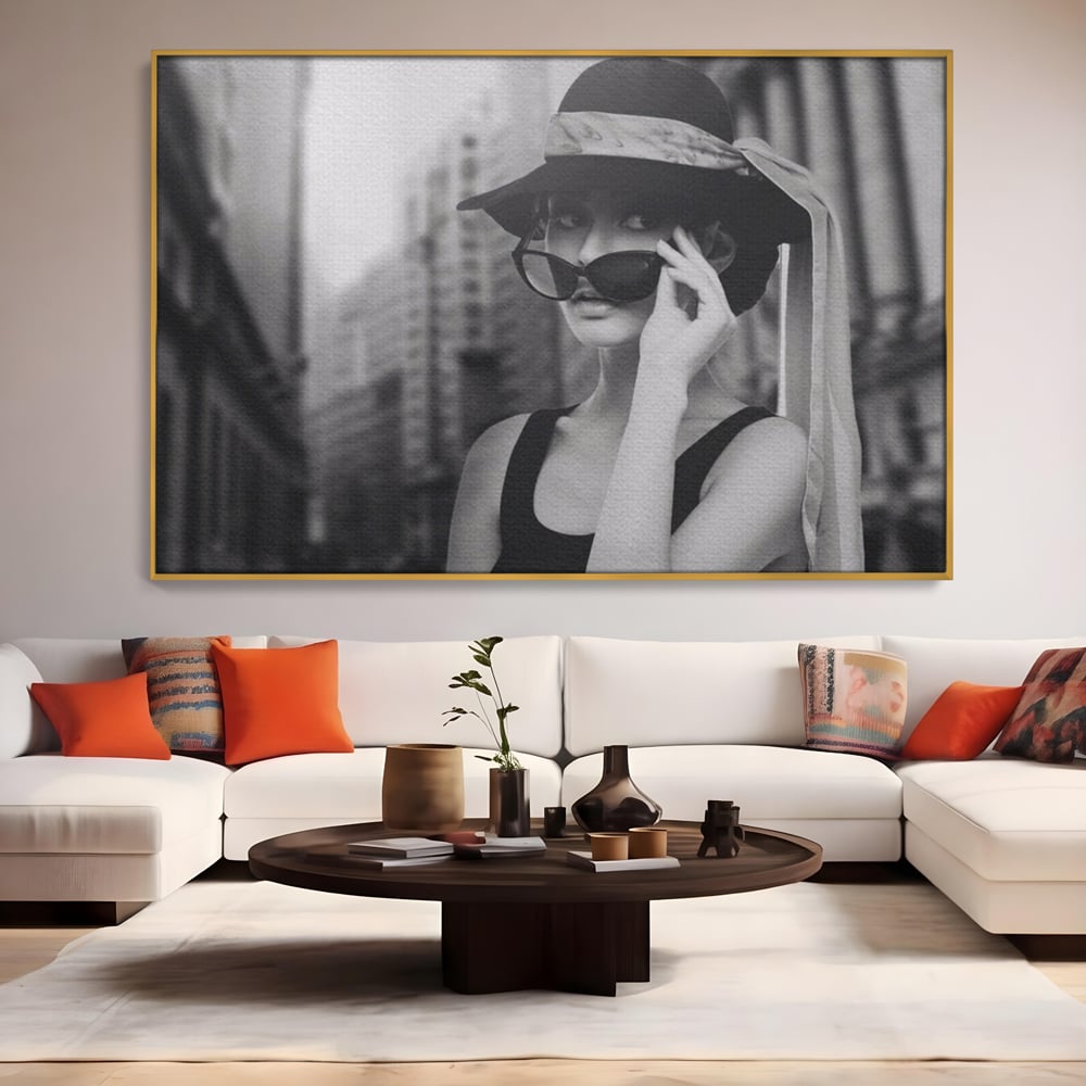Tablou canvas cu tablou canvas cu femeie in alb negru, in rama de aluminiu auriu, pe perete intr-un living