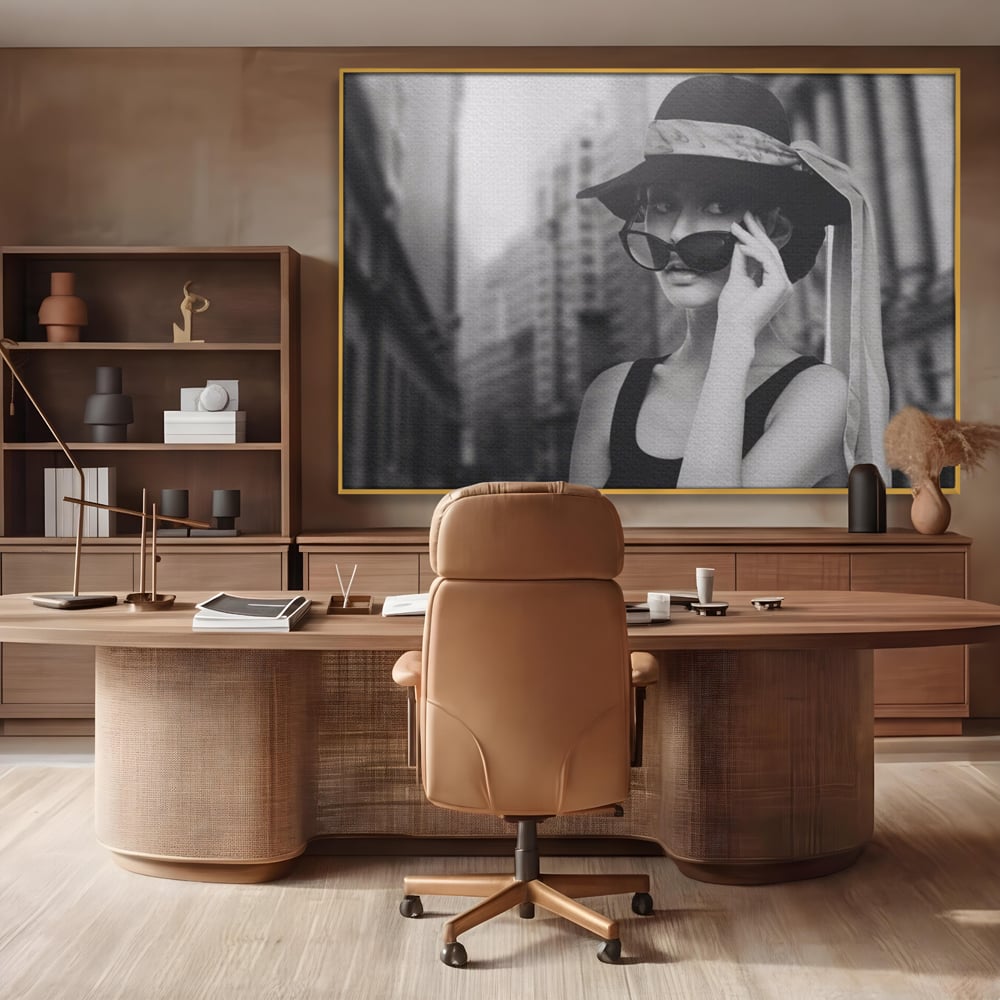 Tablou canvas cu tablou canvas cu femeie in alb negru, in rama de aluminiu auriu, pe perete intr-un birou