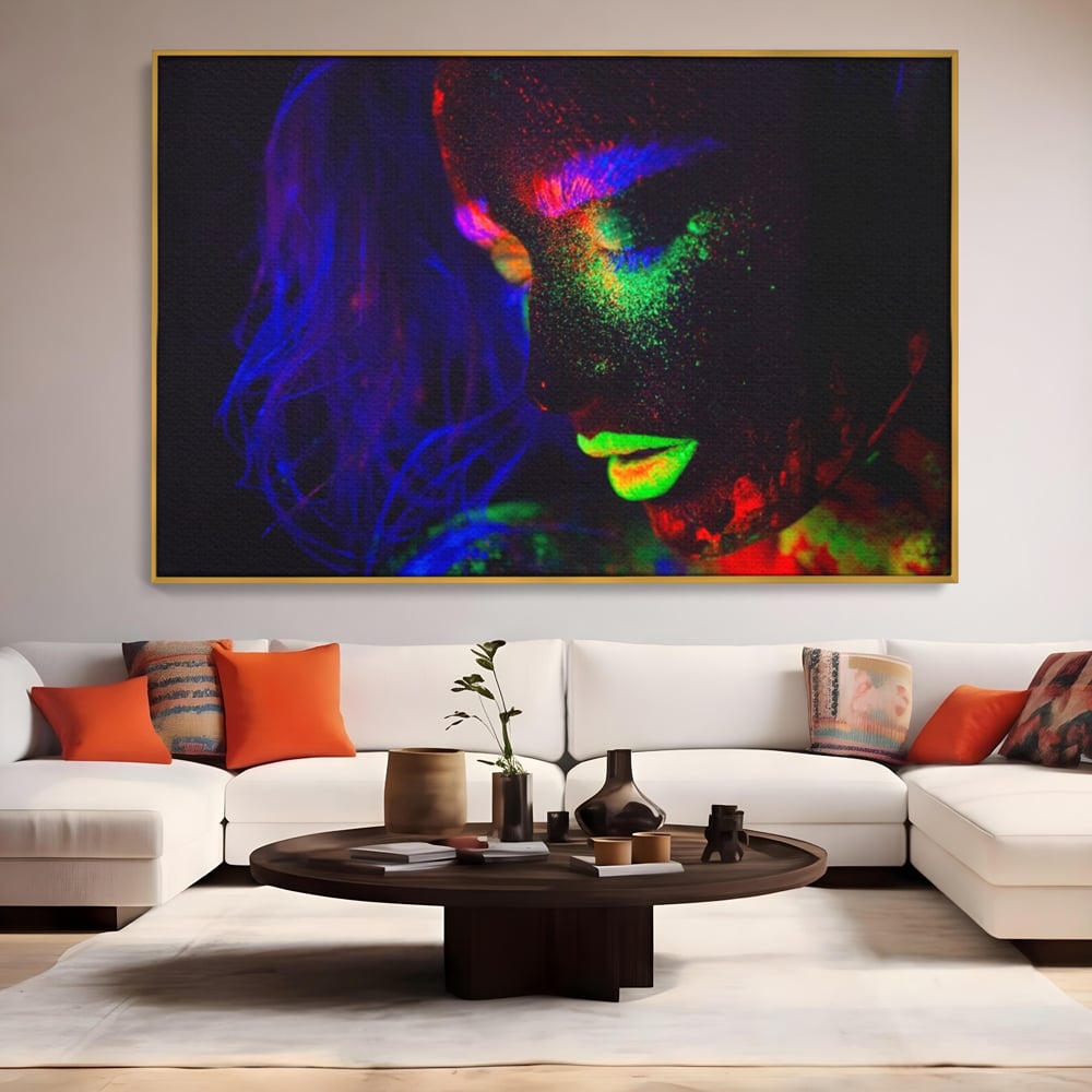 Tablou canvas cu tablou canvas cu fata in culori neon, in rama de aluminiu auriu, pe perete intr-un living