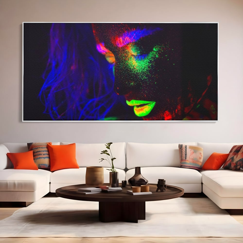 Tablou canvas cu tablou canvas cu fata in culori neon, in rama de aluminiu argintiu, pe perete intr-un living