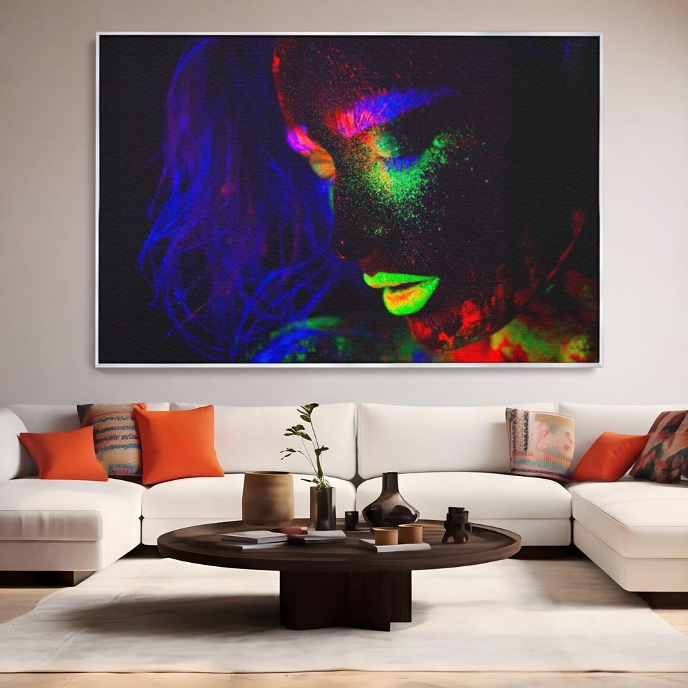 Tablou canvas cu tablou canvas cu fata in culori neon, in rama de aluminiu argintiu, pe perete intr-un living