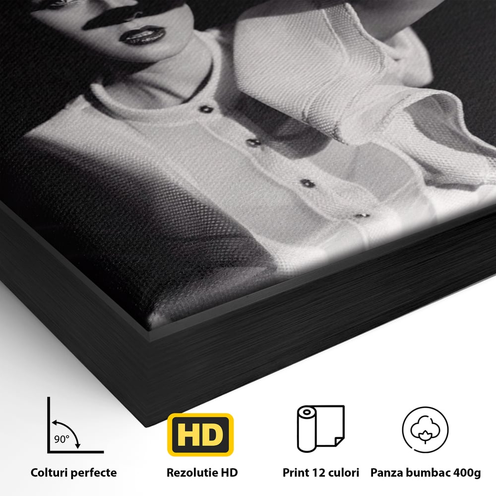 Detaliu al suprafetei: tablou canvas cu femeie in alb si negru, in rama de aluminiu negru