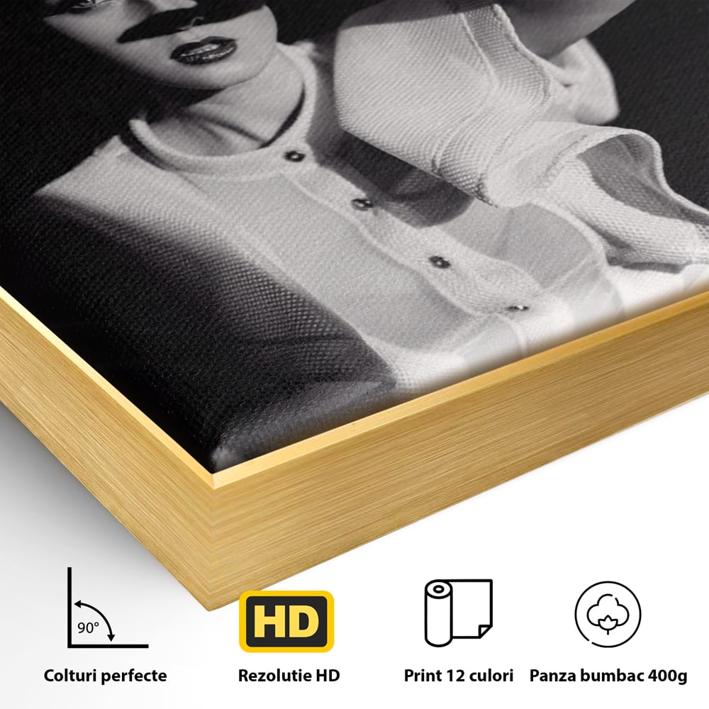 Detaliu al suprafetei: tablou canvas cu femeie in alb si negru, in rama de aluminiu auriu