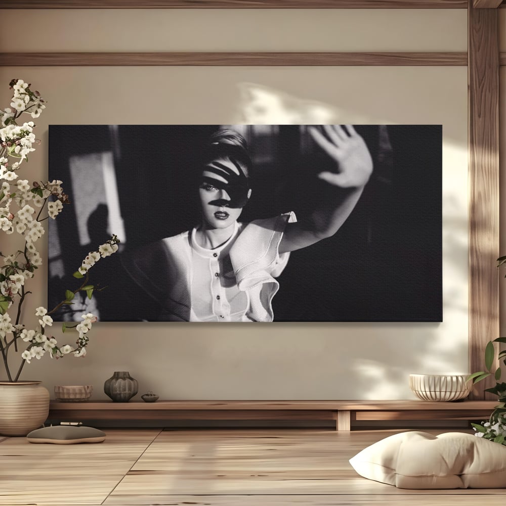 Tablou canvas cu tablou canvas cu femeie in alb si negru, fara rama, pe sasiu de lemn