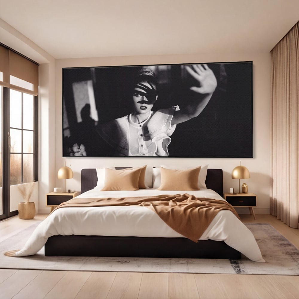Tablou canvas cu tablou canvas cu femeie in alb si negru, in rama de aluminiu negru, pe perete intr-un dormitor
