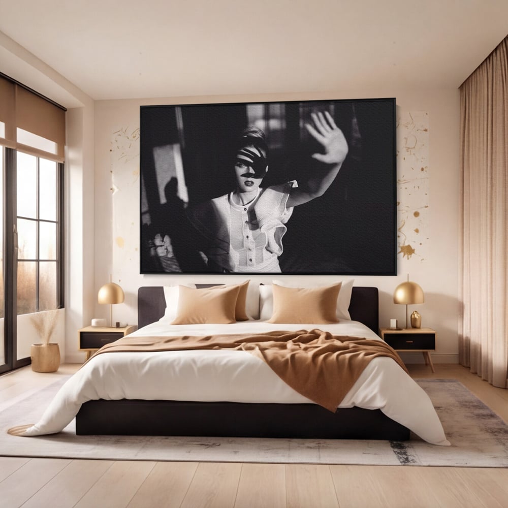 Tablou canvas cu tablou canvas cu femeie in alb si negru, in rama de aluminiu negru, pe perete intr-un dormitor