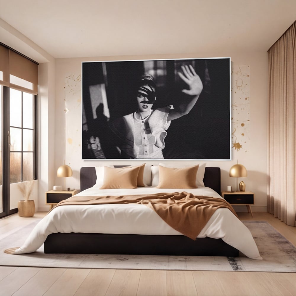 Tablou canvas cu tablou canvas cu femeie in alb si negru, in rama de aluminiu argintiu, pe perete intr-un dormitor
