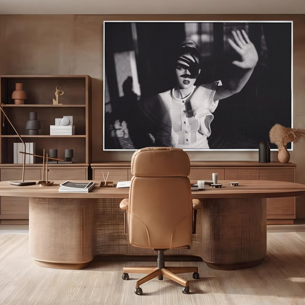 Tablou canvas cu tablou canvas cu femeie in alb si negru, in rama de aluminiu argintiu, pe perete intr-un birou