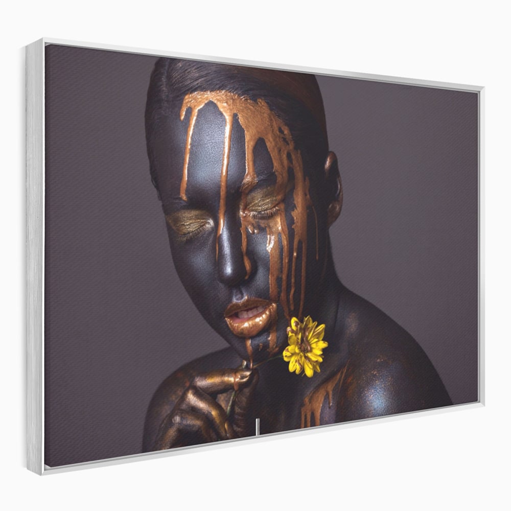 Tablou canvas cu tablou canvas cu femeie si vopsea aurie, in rama de aluminiu argintiu
