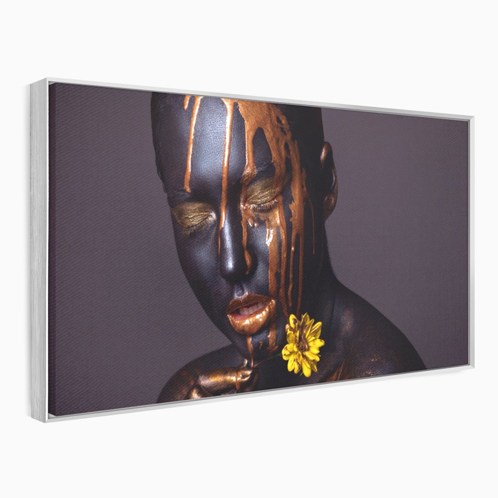 Tablou canvas cu tablou canvas cu femeie si vopsea aurie, in rama de aluminiu argintiu