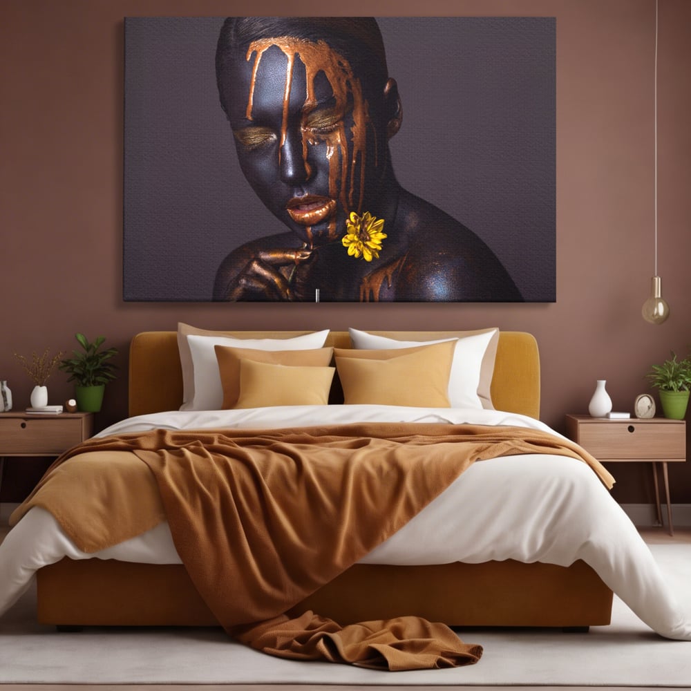 Tablou canvas cu tablou canvas cu femeie si vopsea aurie, fara rama, pe sasiu de lemn, pe perete intr-un dormitor