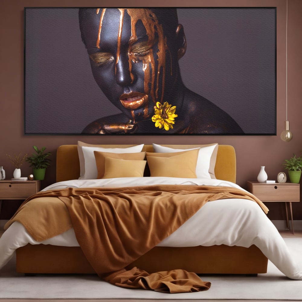 Tablou canvas cu tablou canvas cu femeie si vopsea aurie, in rama de aluminiu negru, pe perete intr-un dormitor