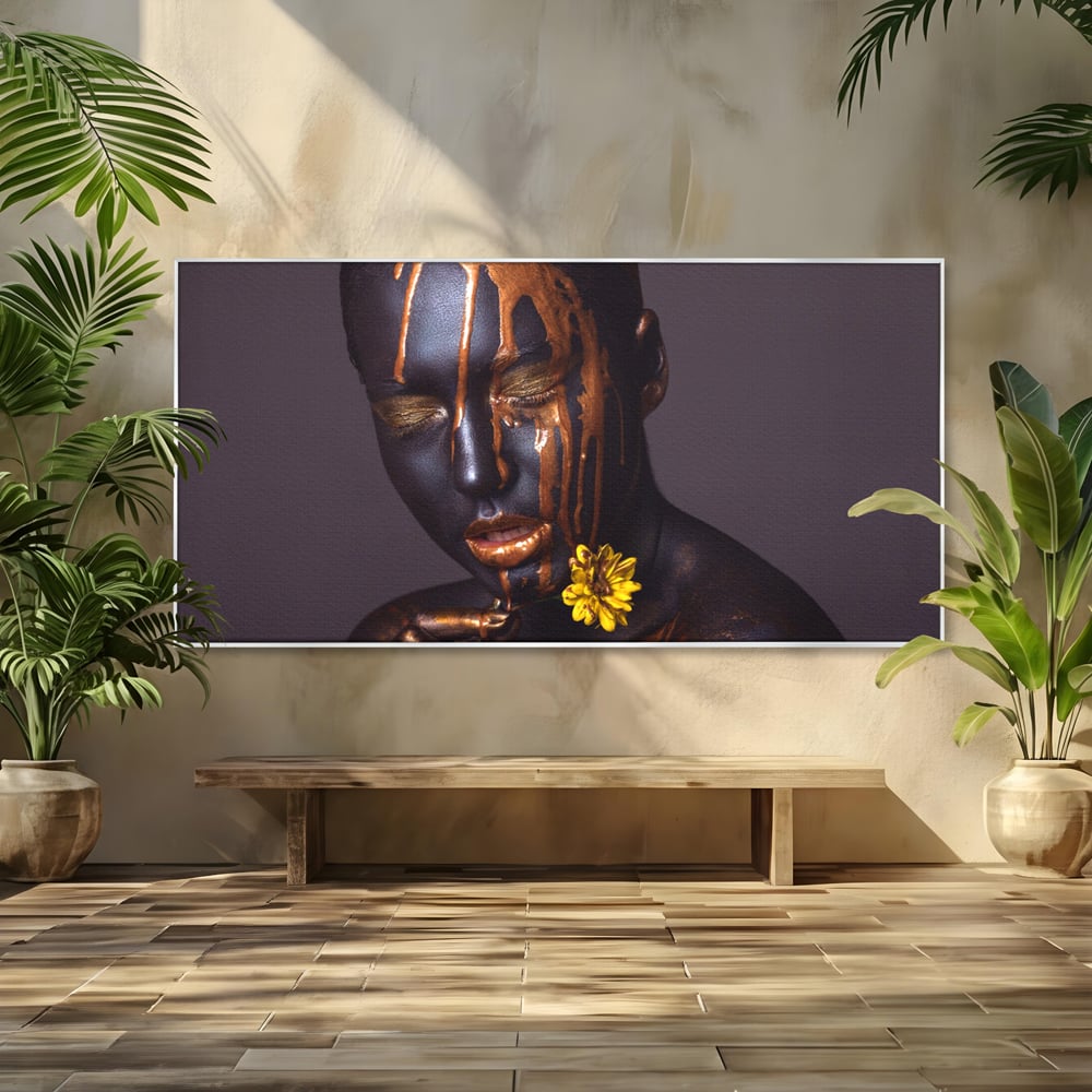 Tablou canvas cu tablou canvas cu femeie si vopsea aurie, in rama de aluminiu argintiu
