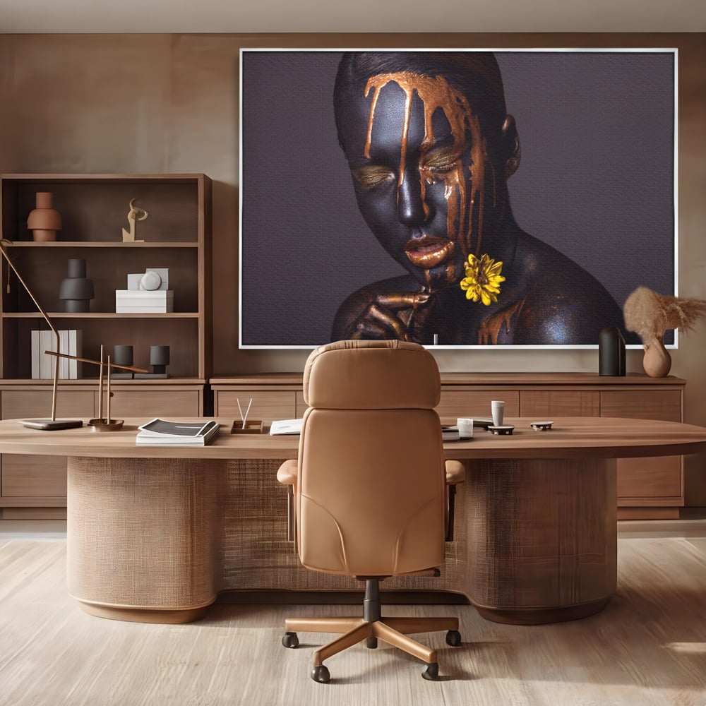 Tablou canvas cu tablou canvas cu femeie si vopsea aurie, in rama de aluminiu argintiu, pe perete intr-un birou