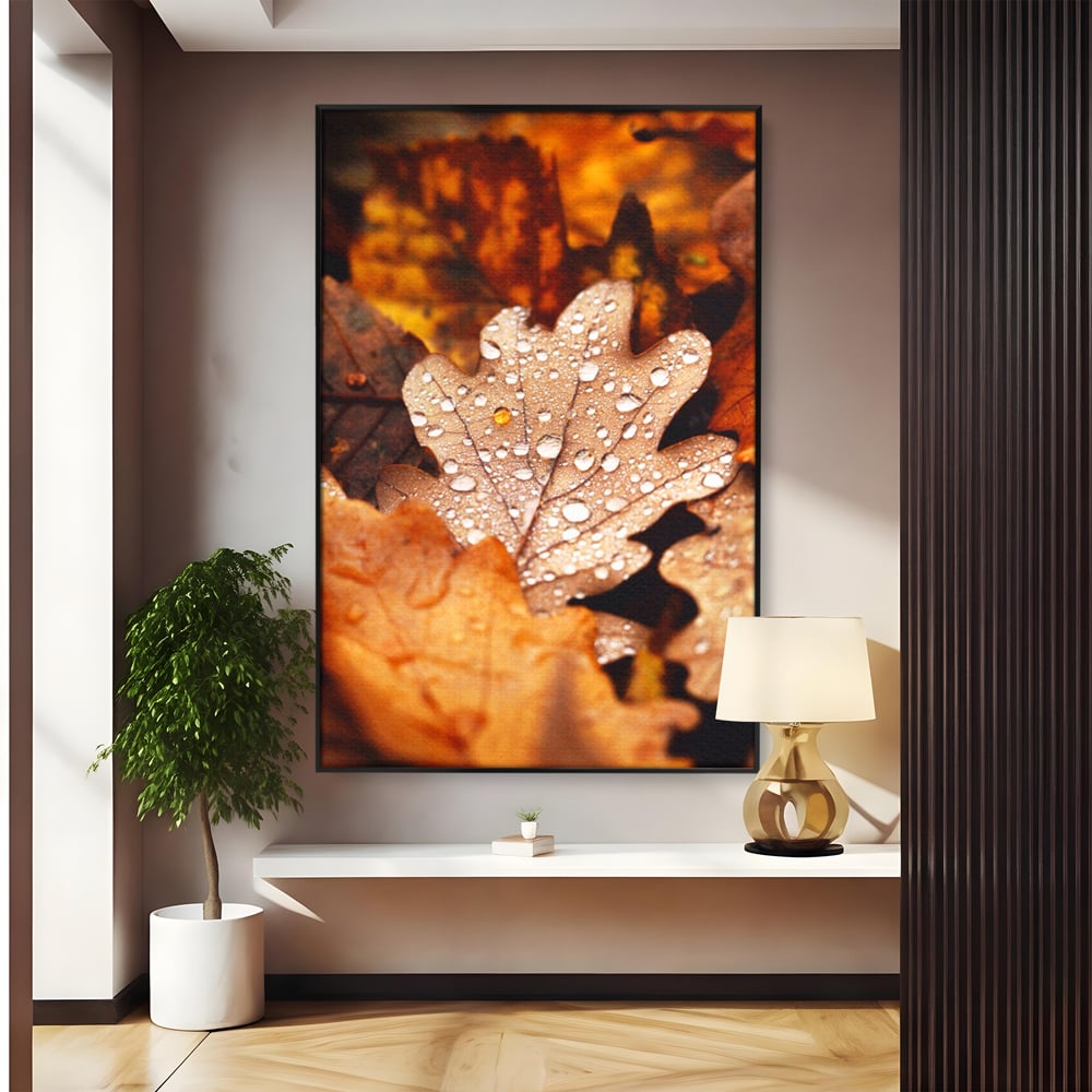 Tablou canvas cu frunza de stejar cu picaturi de roua, in rama de aluminiu negru