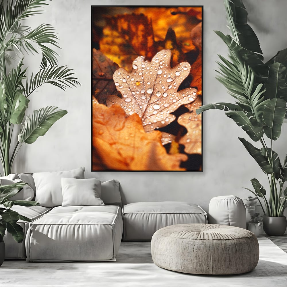 Tablou canvas cu frunza de stejar cu picaturi de roua, in rama de aluminiu negru, pe perete intr-un living