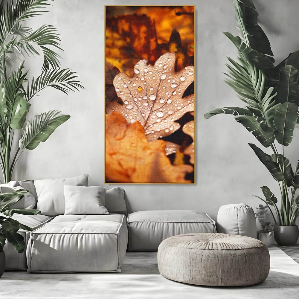 Tablou canvas cu frunza de stejar cu picaturi de roua, in rama de aluminiu auriu, pe perete intr-un living