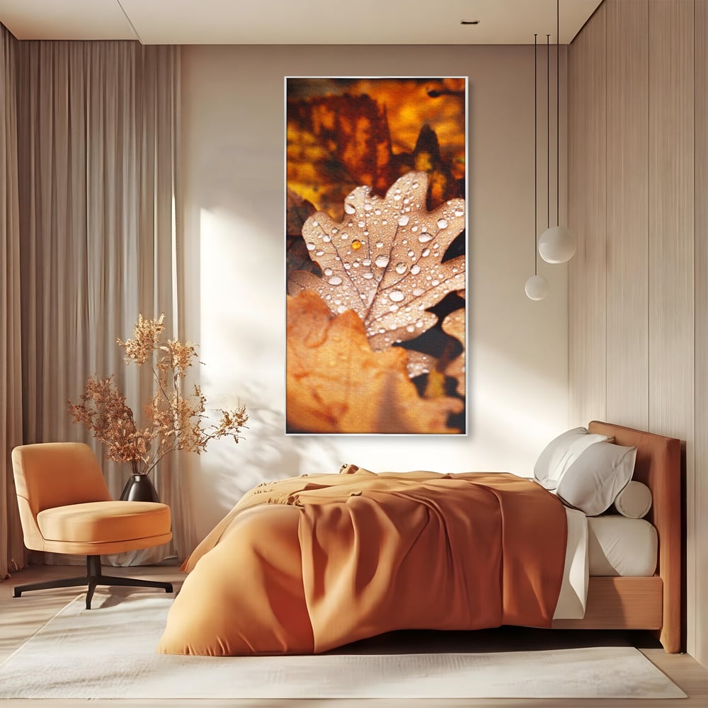 Tablou canvas cu frunza de stejar cu picaturi de roua, in rama de aluminiu argintiu, pe perete intr-un dormitor