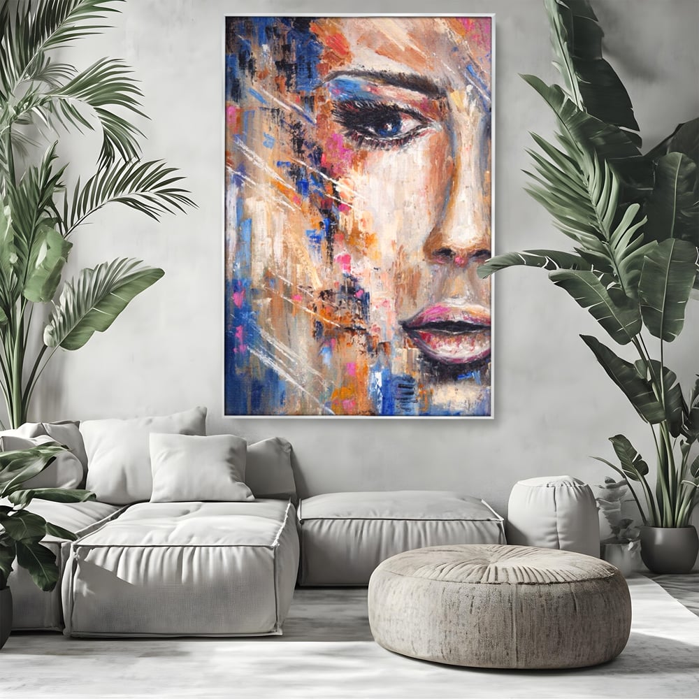 Tablou canvas cu pictura chip de femeie, in rama de aluminiu argintiu, pe perete intr-un living