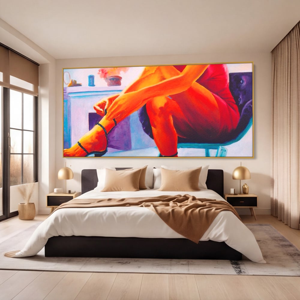 Tablou canvas cu pictura cu femeie in rochie rosie, in rama de aluminiu auriu, pe perete intr-un dormitor