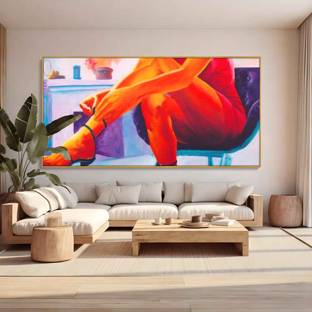 Tablou canvas cu pictura cu femeie in rochie rosie, in rama de aluminiu auriu, pe perete intr-un living