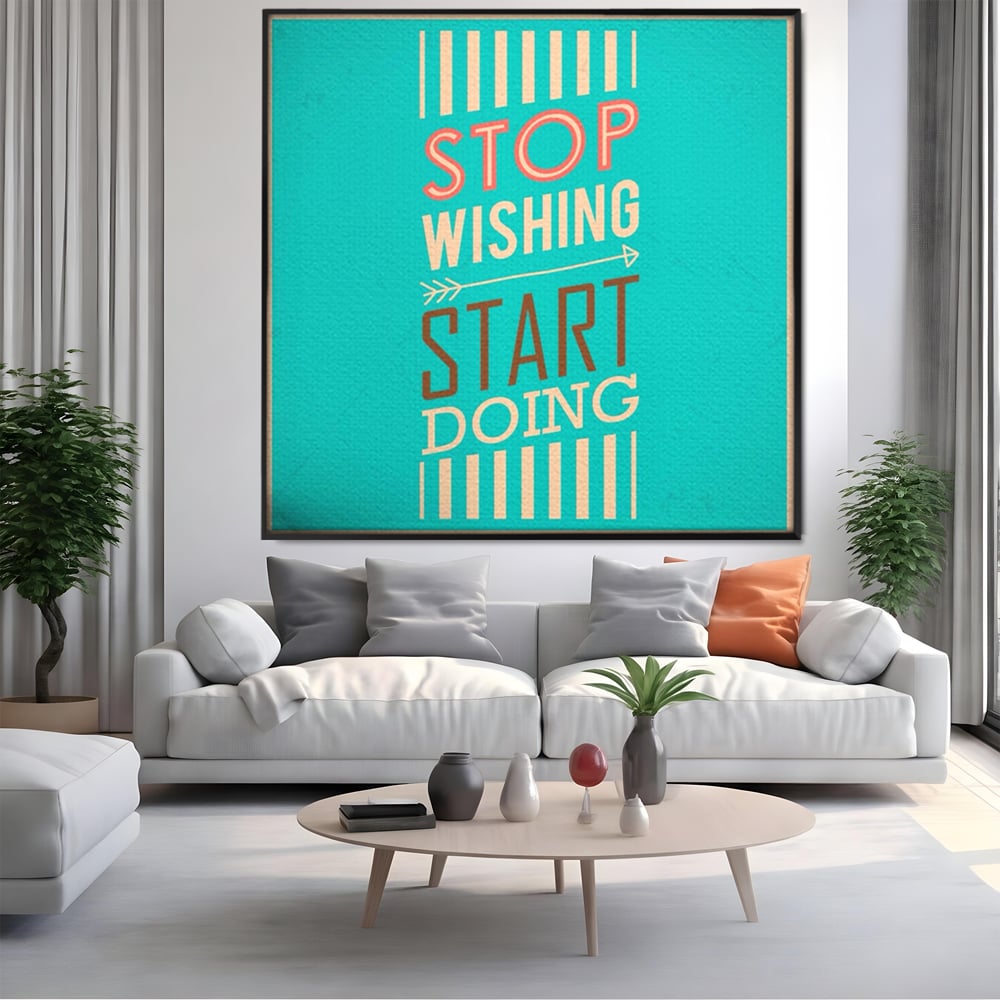 Tablou canvas cu tablou motivational cu mesaj tipografic, in rama de aluminiu negru, pe perete intr-un living