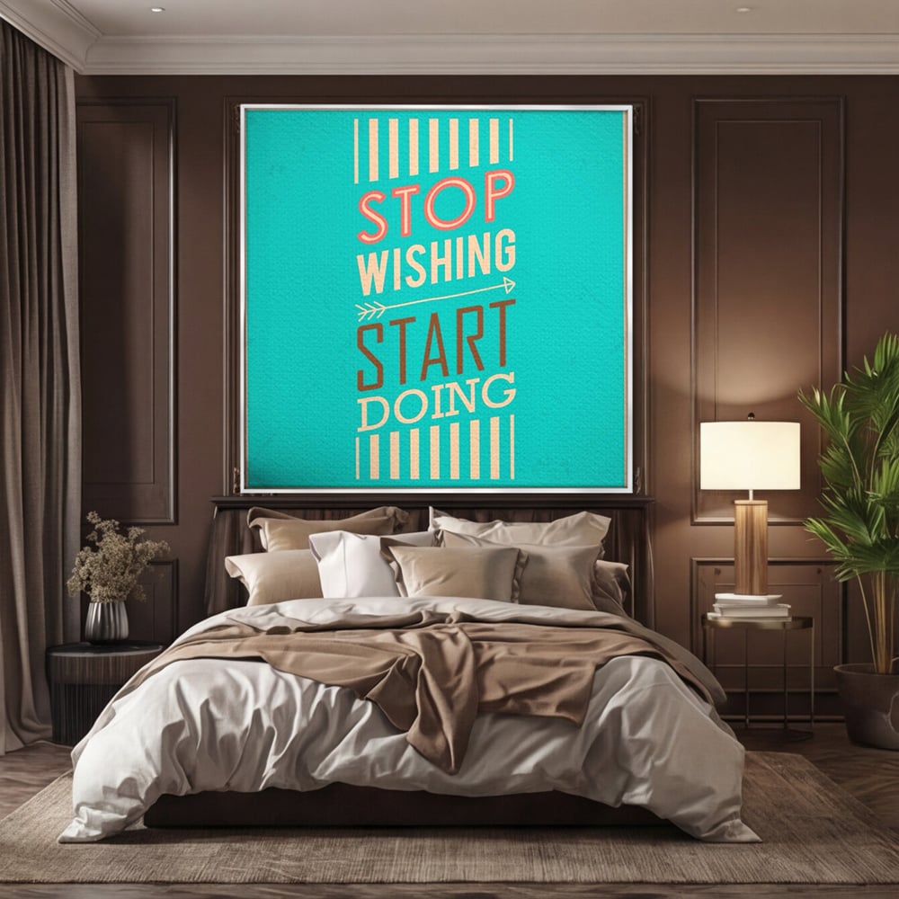 Tablou canvas cu tablou motivational cu mesaj tipografic, in rama de aluminiu argintiu, pe perete intr-un dormitor