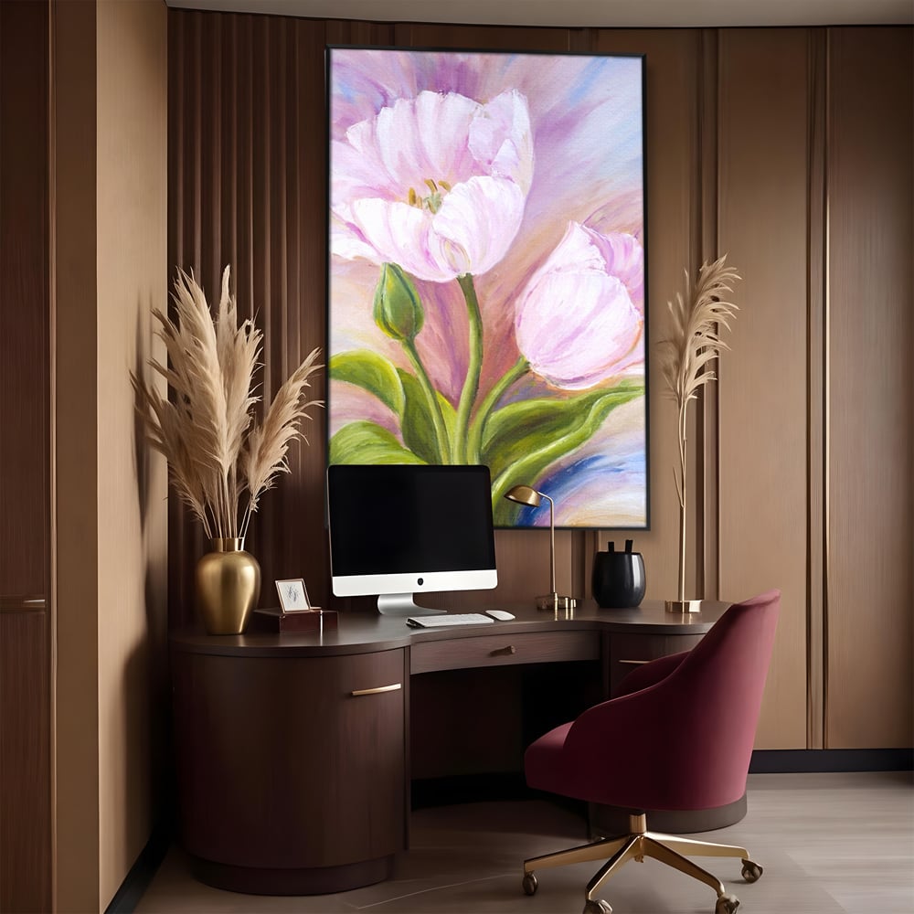 Tablou canvas cu tablou canvas cu lalele roz, in rama de aluminiu negru, pe perete intr-un birou