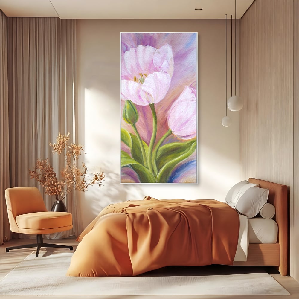 Tablou canvas cu tablou canvas cu lalele roz, in rama de aluminiu argintiu, pe perete intr-un dormitor