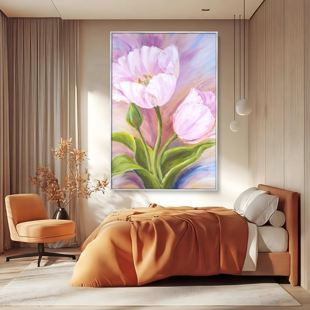 Tablou canvas cu tablou canvas cu lalele roz, in rama de aluminiu argintiu, pe perete intr-un dormitor