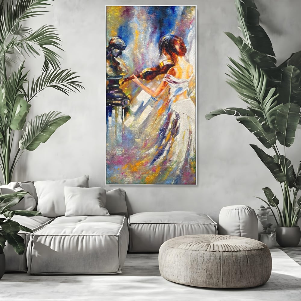 Tablou canvas cu pictura femeie cantand la vioara, in rama de aluminiu argintiu, pe perete intr-un living