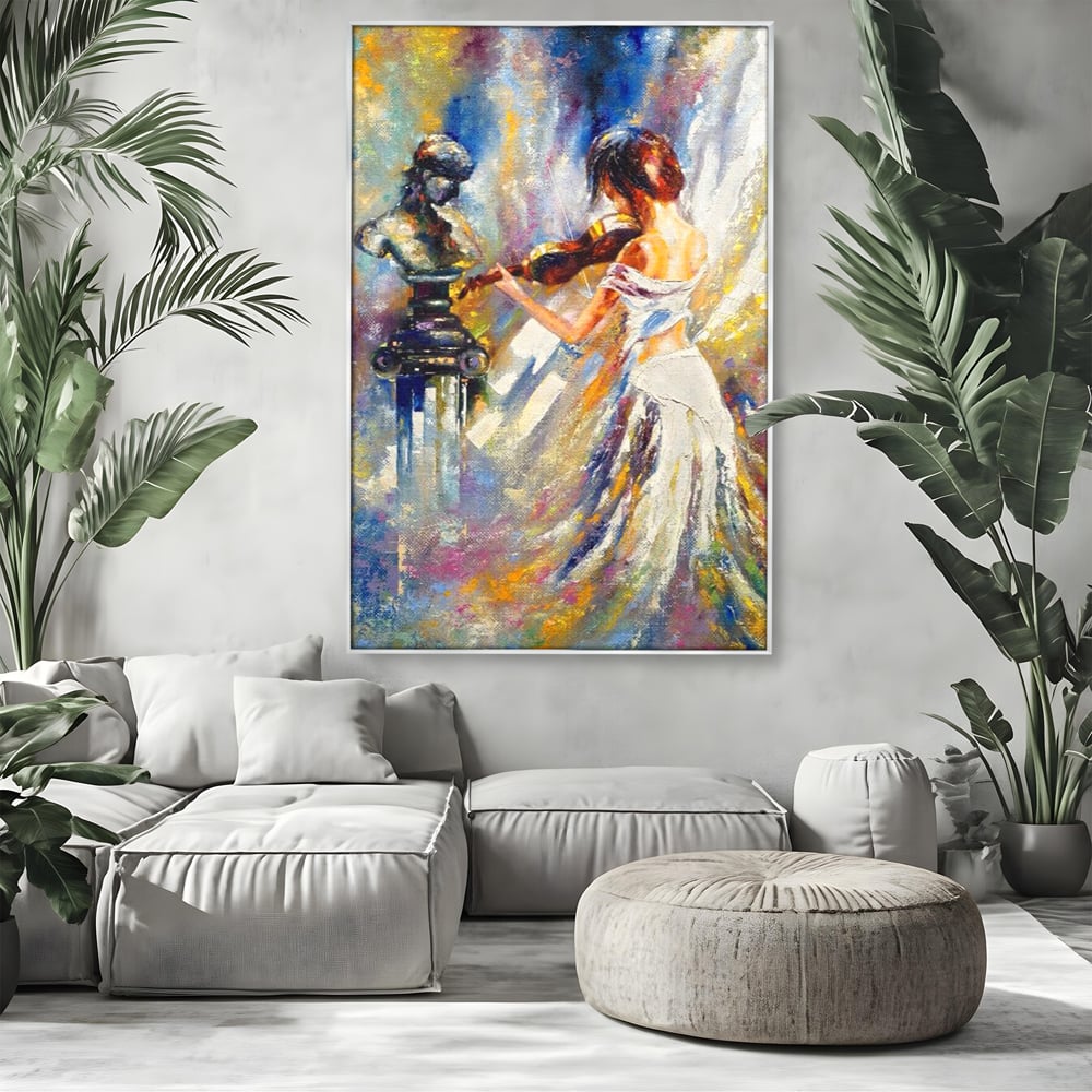 Tablou canvas cu pictura femeie cantand la vioara, in rama de aluminiu argintiu, pe perete intr-un living