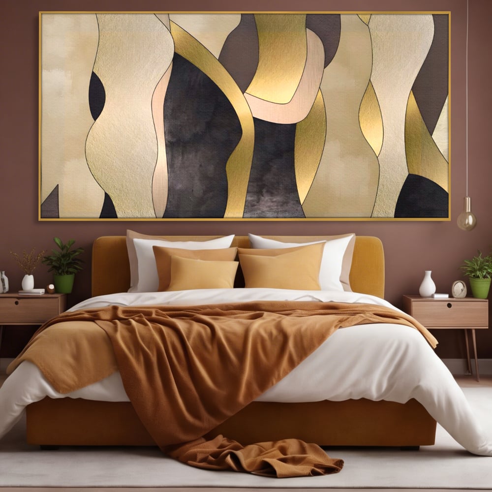 Tablou canvas cu tablou canvas cu forme abstracte aurii, in rama de aluminiu auriu, pe perete intr-un dormitor