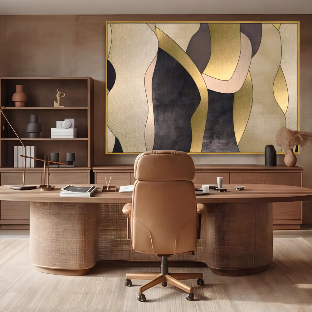Tablou canvas cu tablou canvas cu forme abstracte aurii, in rama de aluminiu auriu, pe perete intr-un birou