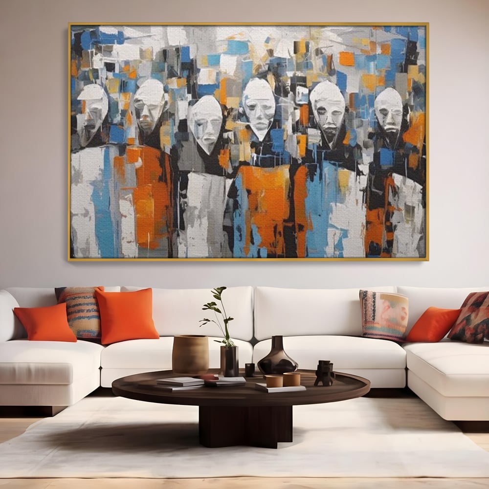Tablou canvas cu tablou canvas cu chipuri multiple stilizate, in rama de aluminiu auriu, pe perete intr-un living